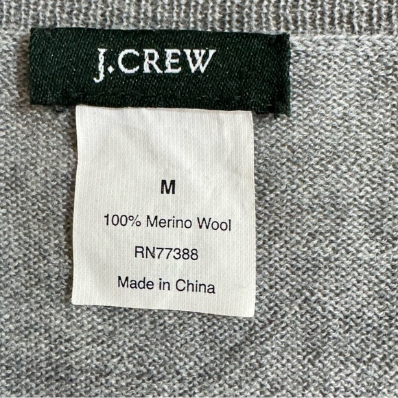 J. Crew Gray V-Neck Sweater w/Argyle Pattern
Medium 100% Merino Wool Lightweight - Picture 6 of 6